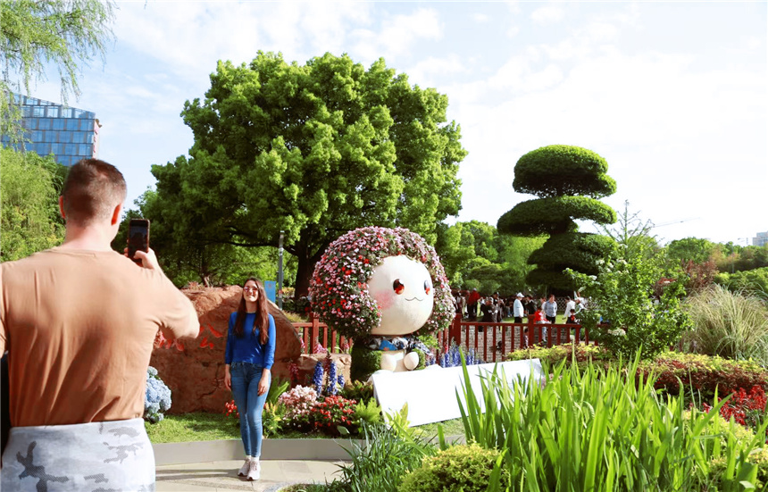 释放春日经济新活力 2026上海国际花卉节启幕。人民网记者 龚莎摄