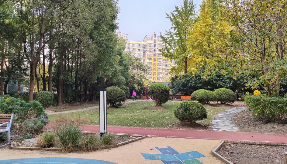 改造前的小区儿童乐园。 受访者供图