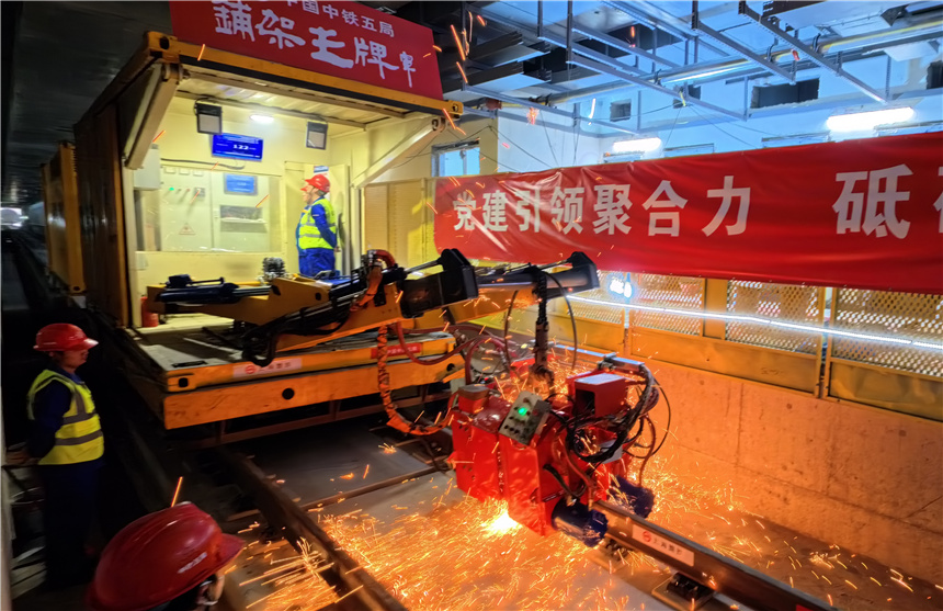上海首条穿越长江的轨道交通工程实现全线轨道贯通。人民网记者 龚莎摄