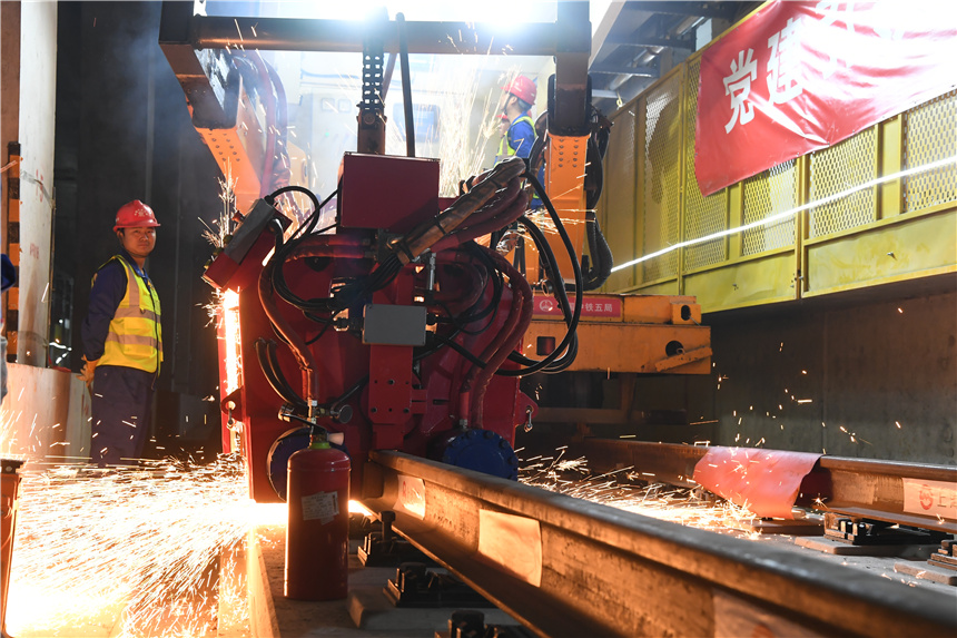 上海首条穿越长江的轨道交通工程实现全线轨道贯通。人民网记者 龚莎摄