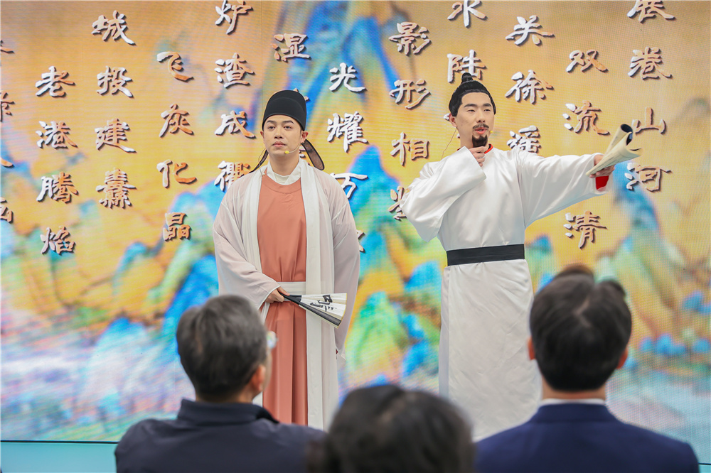 一线职工演绎舞蹈伴读。