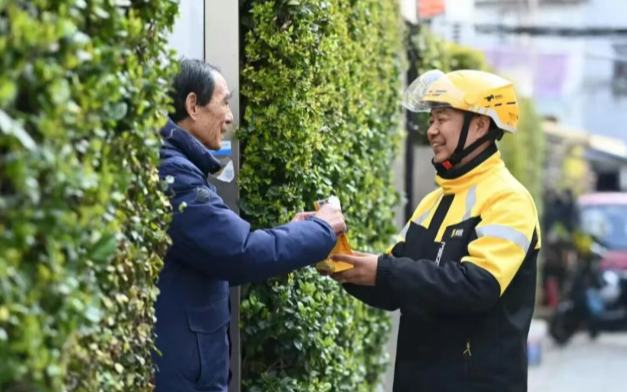2026年全國五一勞動獎章獲得者朱顏軍：城市奔跑者，街巷裡的微光