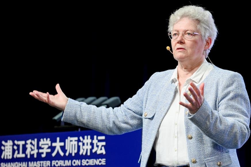 浦江科学大师讲坛现场，吕利耶以“阿秒脉冲的探索之旅”为题，与上海市高校及中学师生代表面对面畅谈。复旦大学供图。