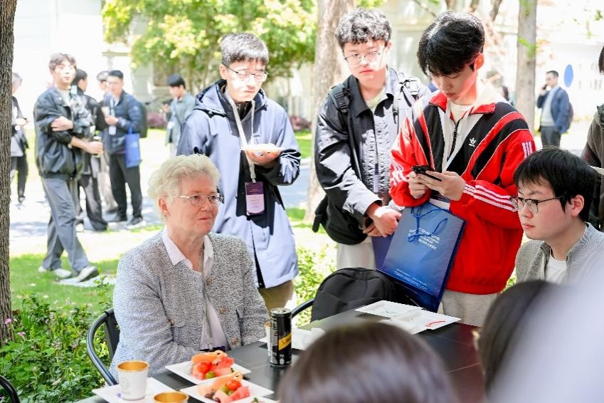 吕利耶在冷餐会上和中国学生交流。复旦大学供图。