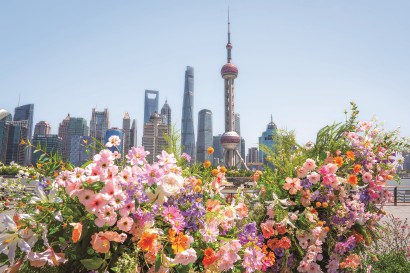 2026上海国际花卉节启幕以来，北外滩变身花海，成为市民游客热门拍摄点。图为国际客运中心附近的花艺造型装置。 记者 孟雨涵 摄