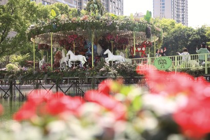 图为新天地太平湖的旋转木马吸引市民游客打卡。 海沙尔 摄