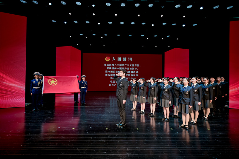 重温入团誓词。