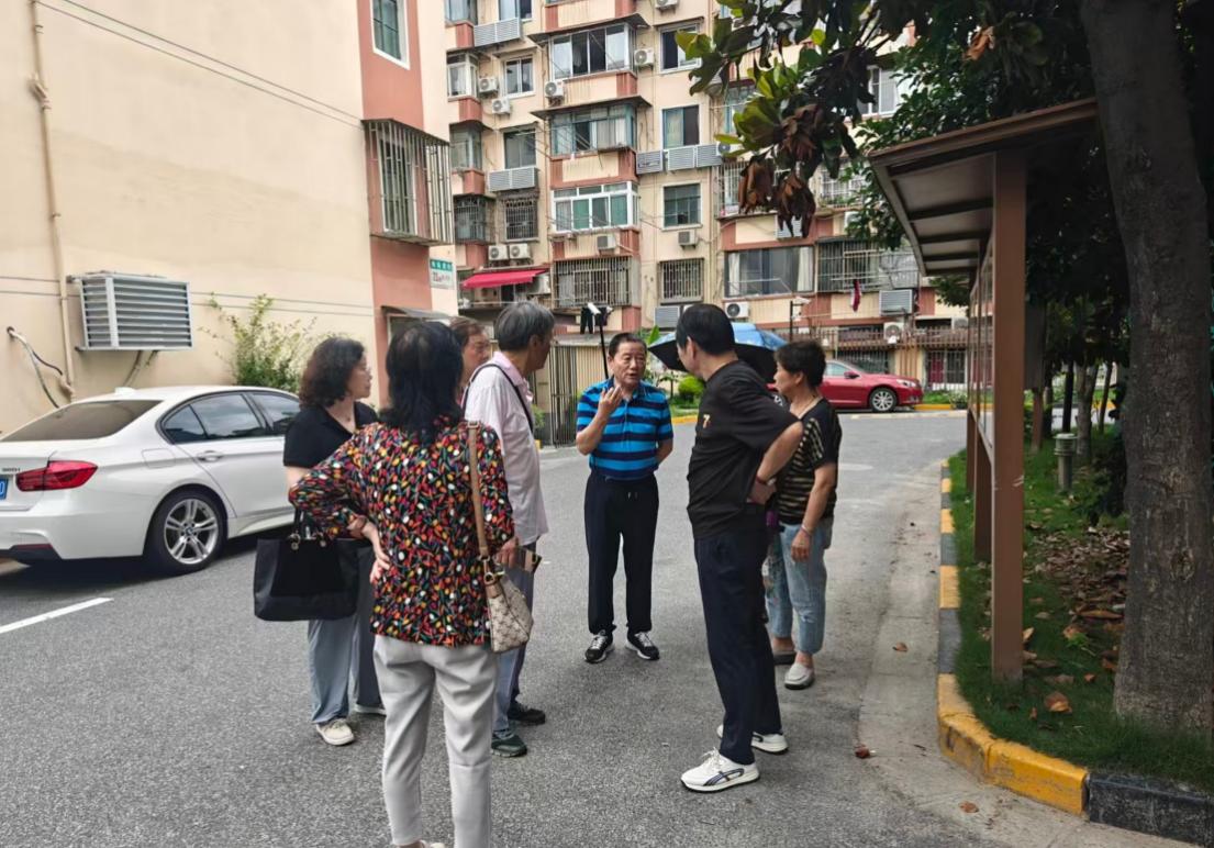 前往陆家嘴街道市新居民区学习经验。