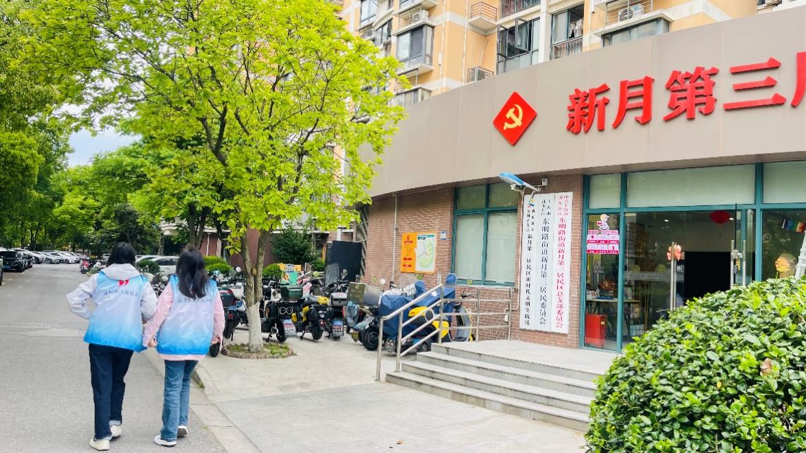 新三居民区“一日两巡”中。