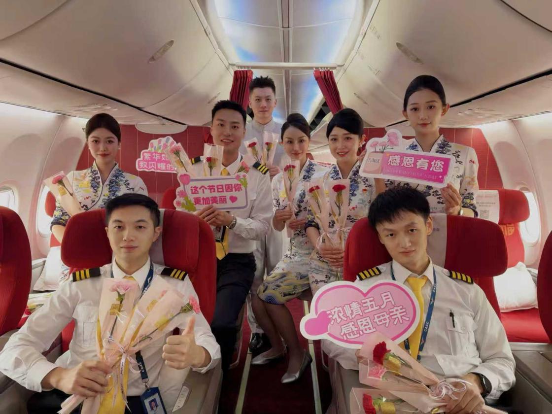 机组人员合影。金鹏航空供图
