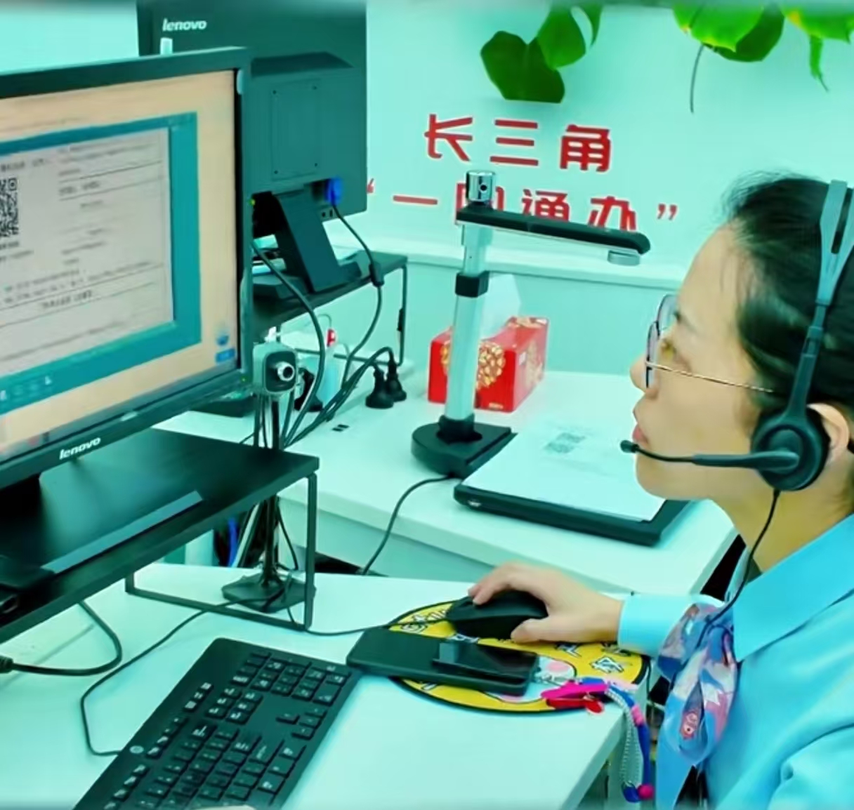 赵延琼在办理相关工作。资料图片