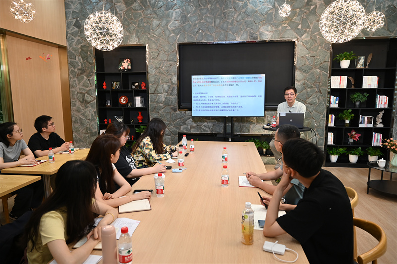 華東政法大學馬克思主義學院王建新老師授課中。