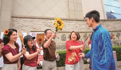 出了考場 奔赴機場 高考落幕畢業旅行熱潮涌動