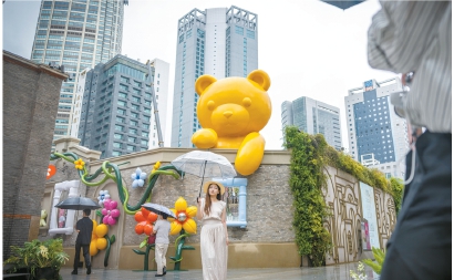 张园东区内的艺术装置“时光之廊”以自然藤蔓、萌趣小熊为视觉元素，串联南京西路商圈核心节点与地铁通道，实现片区空间、人流、业态的有机联动。记者孟雨涵 摄
