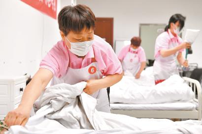 在上海职工家政服务技能竞赛杨浦选拔赛中，护理员在养老护理、母婴护理、家居收纳等项目中展示“十八般武艺”，比拼护理技能。赖鑫琳 摄（资料照片）