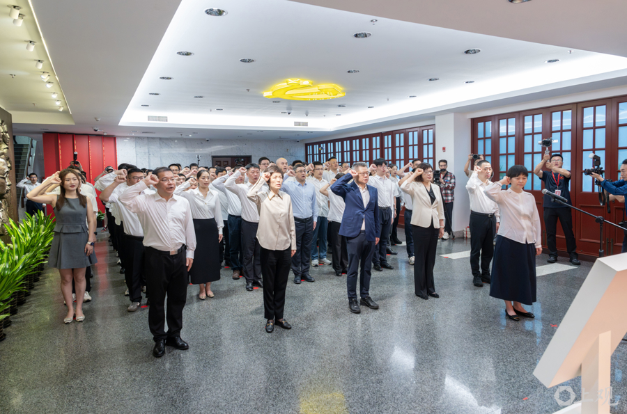 昨天，上海市新发展党员代表集中入党宣誓活动在中共一大纪念馆举行。 记者 孟雨涵 摄