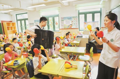 暑托班学生体验“征程回响：长征路上的歌声与信仰”系列展演课程。 记者 赖鑫琳 摄