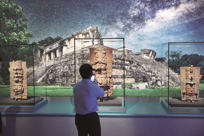 观众在“世界树之巅:美洲古代文明大展”上欣赏神面陶香炉座。世界树 记者 赖鑫琳 摄