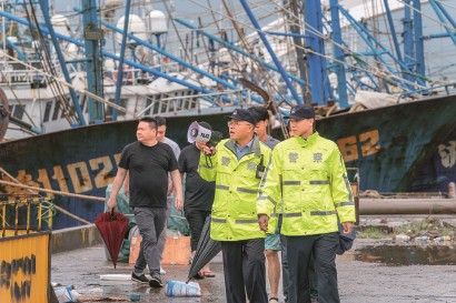 昨天,海市上海市公安局崇明分局陈家镇派出所民警联合村委会工作人员在码头开展巡查,各行劝离渔船上滞留人员。巴威 沈群 摄