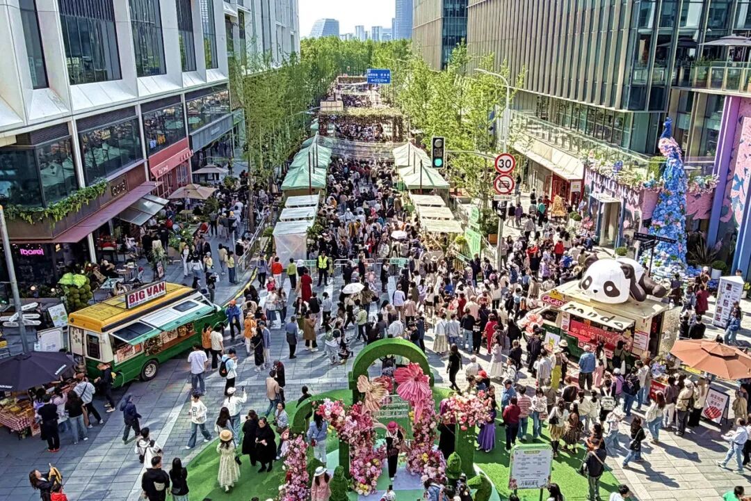 新天地开启“繁花”模式。上海黄浦供图