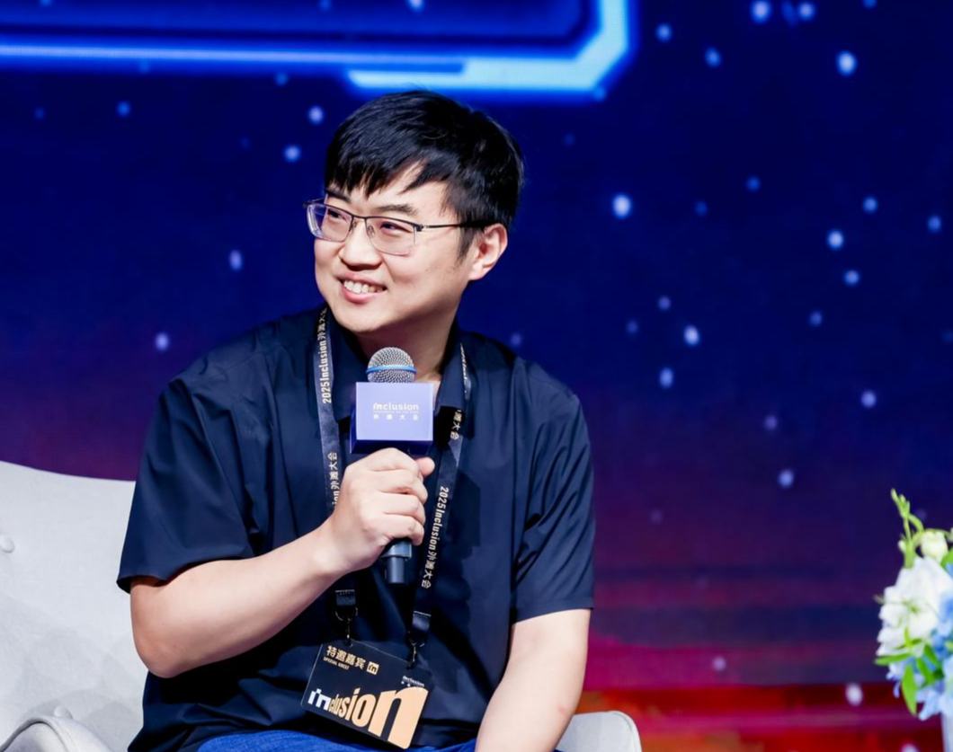 “智”者对话丨苏昊：不必害怕人机共存的世界  从2D感知到三维视觉，再到物理交互仿真，苏昊等人的前沿研究，一步步把科幻电影里的场景，变为了我们身边正在发生的科技革命。2026年4月，苏昊正式加盟复旦大学，成为浩清特聘教授、通用物理智能研究院首任院长。2026世界人工智能大会开幕前，大江东工作室和苏昊展开了一场对话，听他讲述正在进入物理世界的具身智能，将会如何改变人类世界。