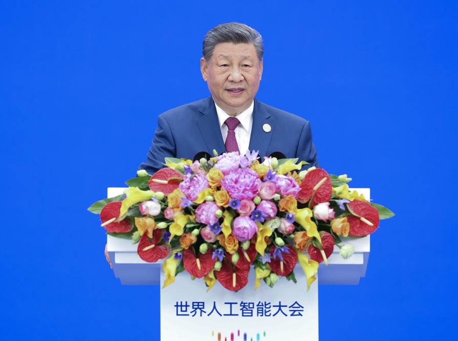 习近平出席2026世界人工智能大会暨人工智能全球治理高级别会议开幕式并发表主旨讲话 7月17日上午，国家主席习近平在上海世界会客厅出席2026世界人工智能大会暨人工智能全球治理高级别会议开幕式并发表主旨讲话。黄浦江畔，潮启新澜。世界会客厅内嘉宾云集。习近平同与会的国家元首、政府首脑、国际组织负责人及各国代表团团长集体合影。在热烈的掌声中，习近平发表题为《携手构建公正合理的全球人工智能治理体系》的主旨讲话。