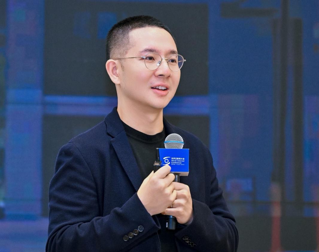 “智”者对话丨印奇：AI即将从“展示能力”走向“创造价值”  作为AI领域青年创业者代表，印奇在2026世界人工智能大会暨人工智能全球治理高级别会议主论坛开幕式上做主题演讲。印奇说：“无论是从模型技术演进还是产业发展的角度，‘智能体’都变成了 AI 下一阶段最重要的关键词。未来的智能体一定要普及到每个人，而这个智能体在与每个人共生的过程中也会变得更加强大、更加聪明。”他尝试用创业经历回答一个困扰人们已久的问题：AI究竟该以什么方式进入普通人的生活？