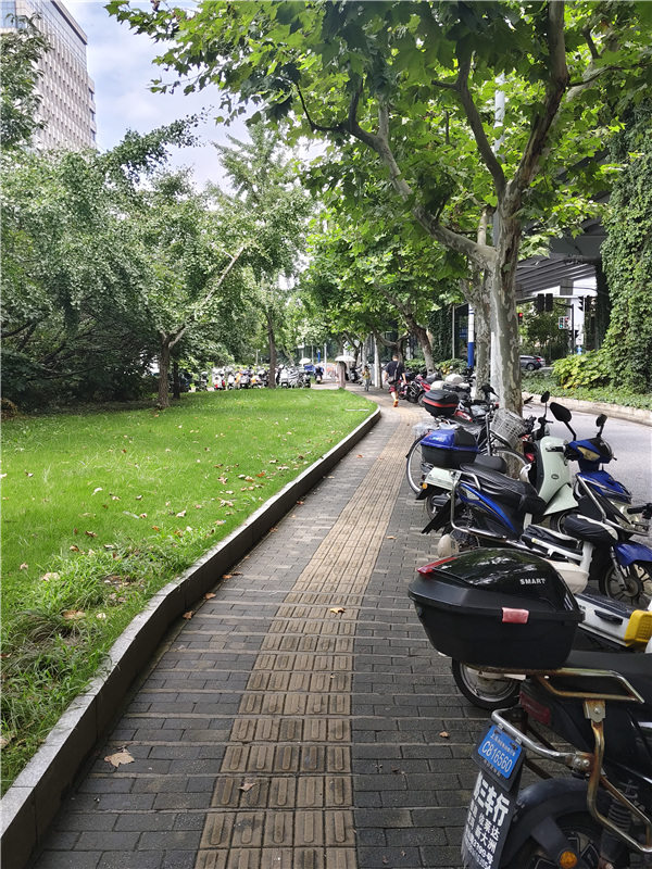 整改后，盘古路公交站附近人行道畅通。实习生 张茗弈摄