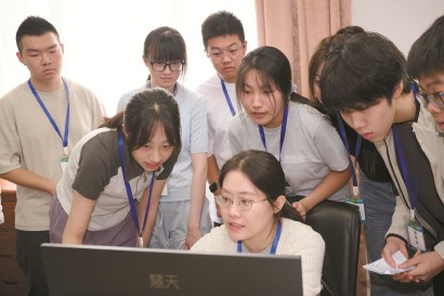 工作人员向参观的考生介绍录取检查的内容。 资料图片