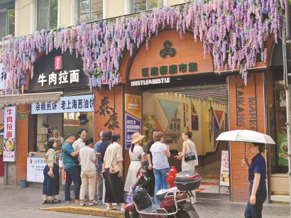 巨鹿泰康市集门口有不少年轻人。王婉璐 摄