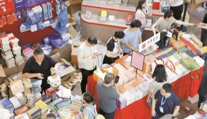 上海书展开幕第一天 细雨中读者从四面八方赶来