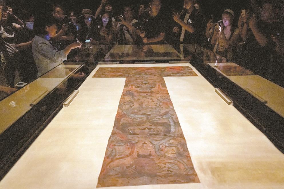 马王堆大展展品“上新”，辛追之子利豨的三号墓T形帛画今起正式对公众亮相。记者叶辰亮摄