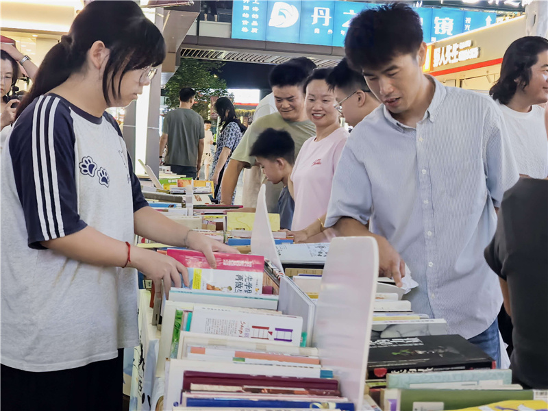 渔书大型环保换书会在曹路镇恒越荣欣广场举行。