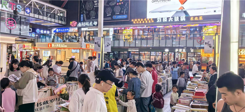 渔书大型环保换书会在曹路镇恒越荣欣广场举行。