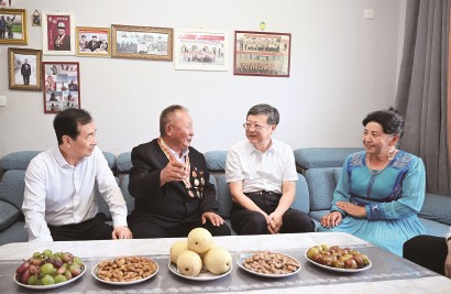 8月19日至20日，上海市委书记陈吉宁率上海市代表团赴新疆学习考察。这是19日陈吉宁与陈小江一同来到护边员吐尔买买提·马提家中看望慰问。 陈正宝 摄