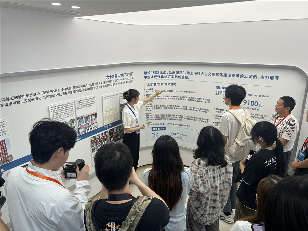 上海“政府开放月”走访。人民网记者 葛俊俊摄
