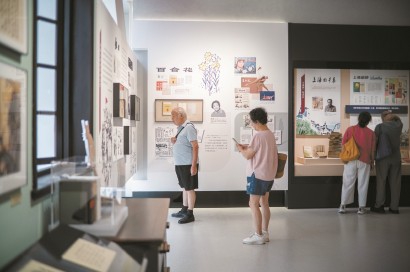 上海文学馆开馆首日，市民游客在展厅观展。 记者 董天晔 摄