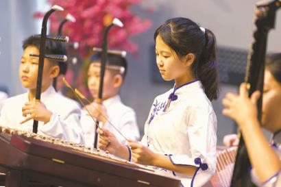孩子们演奏江南丝竹。 记者 赖鑫琳 摄