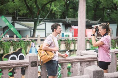 图为海外游客暑期在豫园游玩。记者海沙尔 摄