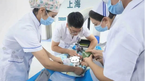 新生兒科全力救治。上海援疆供圖