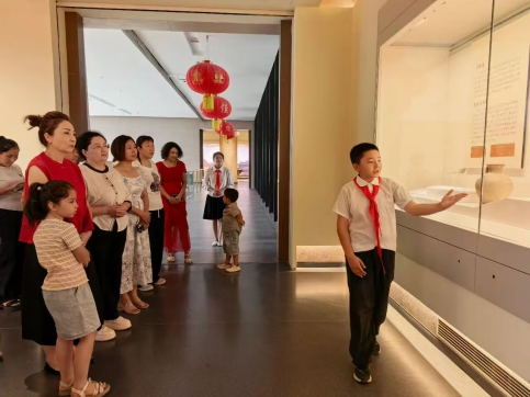 红领巾讲解员。来源：巴楚零距离