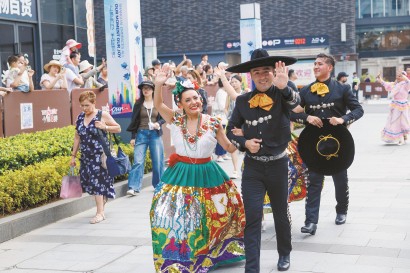 上海旅游节表演方队公众演出来到虹口。秘鲁、墨西哥、中国云南三支表演方队在海派潮流地标“滨港商业中心今潮8弄”接连登场。墨西哥“我爱墨西哥”民族舞蹈团率先亮相，这支屡获殊荣的团队将墨西哥民间舞蹈元素与行进管乐完美结合，情绪渲染力强劲。 受访方供图