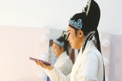 参赛市民登台前抓紧时间温习曲目。 记者 赖鑫琳 摄