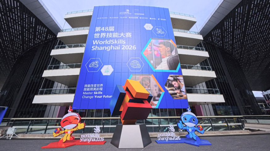 国家会展中心（上海）外的第48届世界技能大赛主题装饰。 新华社供图