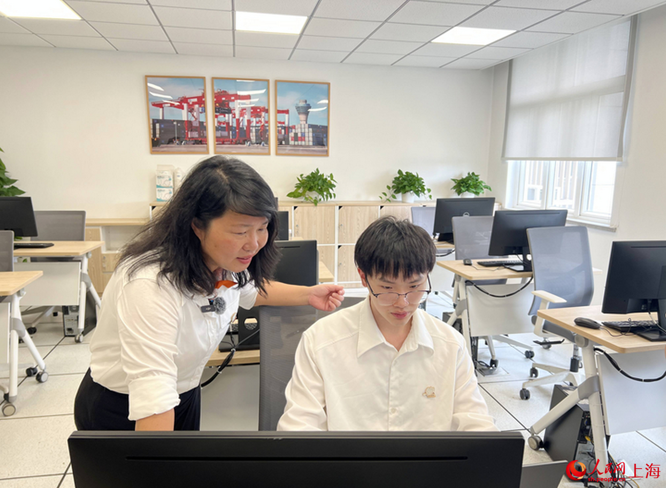 选手张昫（右）正在积极备赛中。人民网记者 葛俊俊摄
