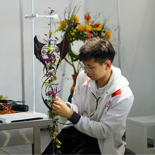 金牌得主陆亦炜：花材不会迁就计划，成长没有标准答案第48届世界技能大赛开幕前夕，上海选手陆亦炜的身份变了。2019年，他是俄罗斯喀山赛场上为中国花艺夺得金牌的00后少年；如今，他是本届大赛花艺项目专家组成员，坐在训练场边，看年轻的面孔重走他当年走过的路。[详细]