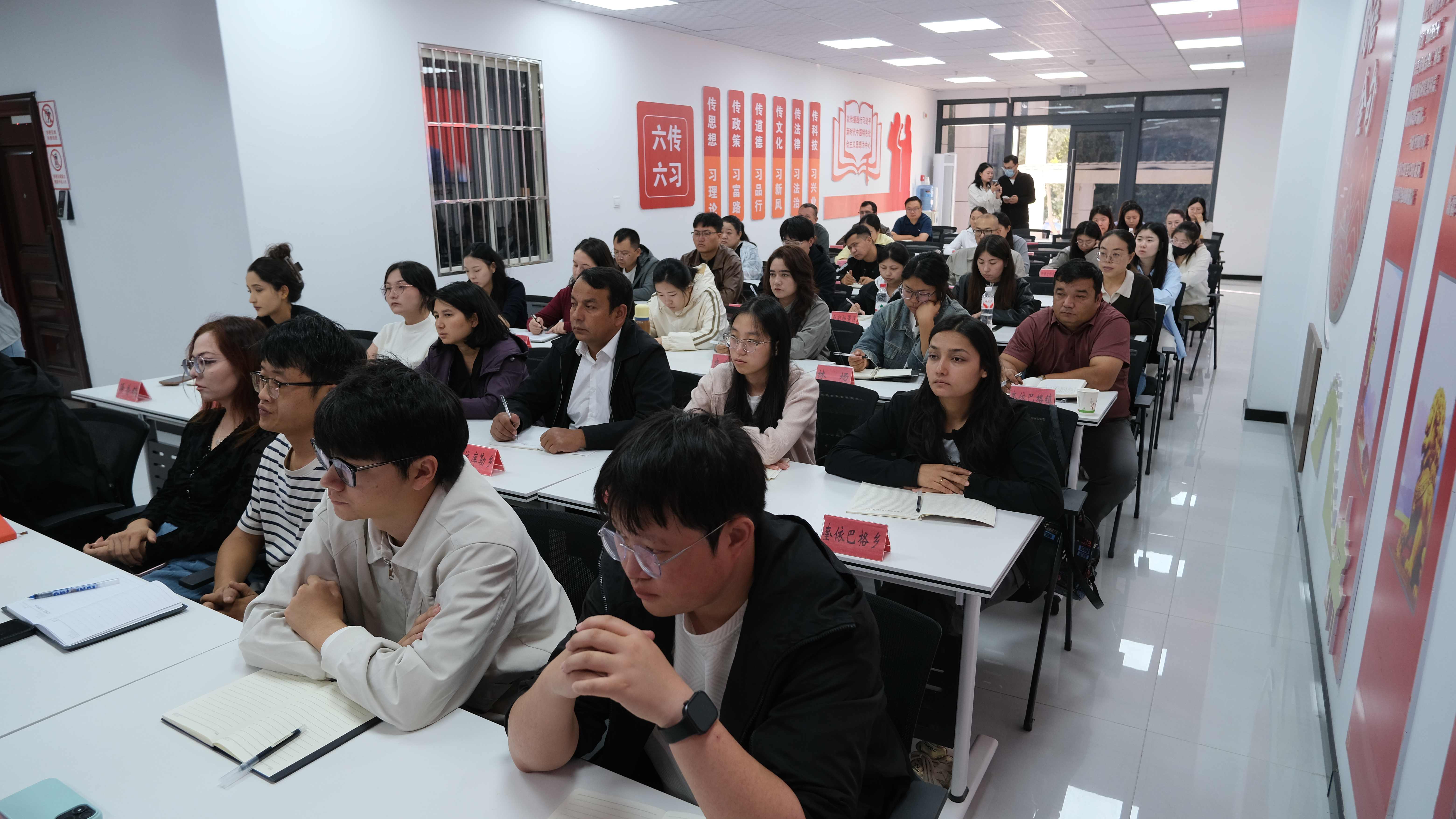 讲课中。人民网记者 沐一帆摄