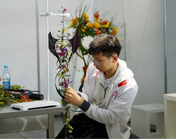 世賽金牌得主陸亦煒：花材不會遷就計劃，成長沒有標准答案第48屆世界技能大賽開幕前夕，上海選手陸亦煒的身份變了。2019年，他是俄羅斯喀山賽場上為中國花藝奪得金牌的00后少年﹔如今，他是本屆大賽花藝項目專家組成員，坐在訓練場邊，看年輕的面孔重走他當年走過的路。[詳細] 