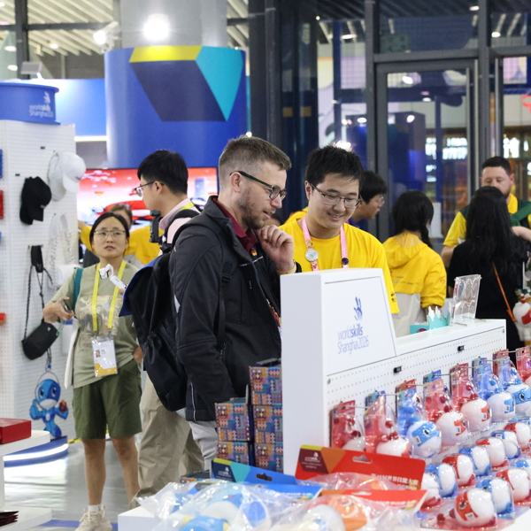 世賽特許商品熱銷：“上海禮物”走向世界9月23日，特許紀念品商店開始迎客，120余個品類、270余款單品迎接全球來賓。[詳細]