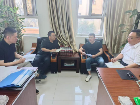 在上海援疆澤普分指小組談論中，周海寅（右二）分享觀點。受訪者供圖